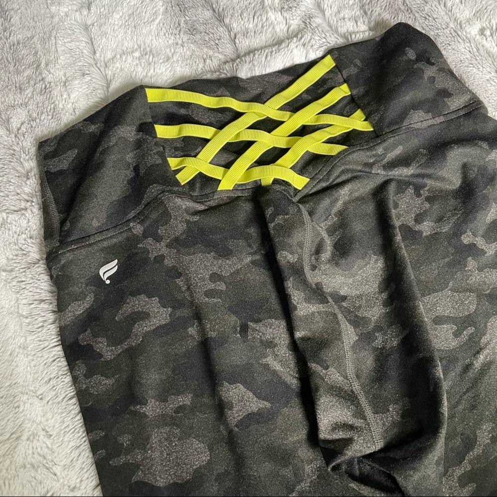 Fabletics | Crisscross Camo Boost 7/8 leggings Size M